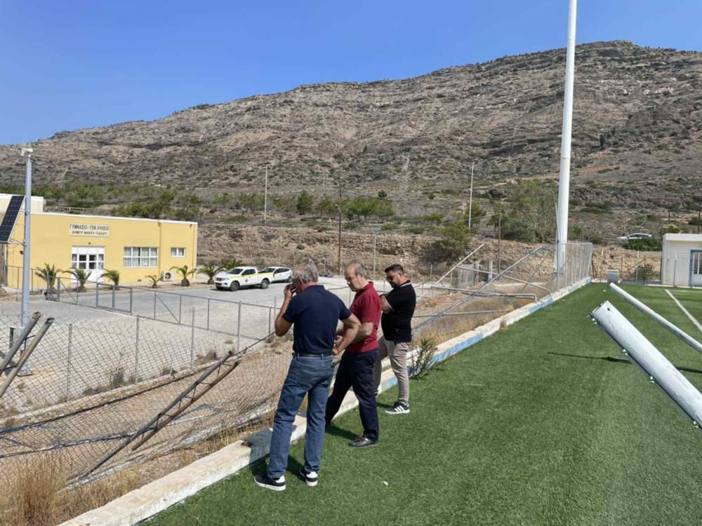 makri-gialos-zimies-gipedo-koutsouras-25-2 Ξεκινά η αποκατάσταση των σοβαρών ζημιών από τα μποφόρ στο Γυμνάσιο-Λύκειο Μακρύ Γιαλού και στο γήπεδο του Κουτσουρά