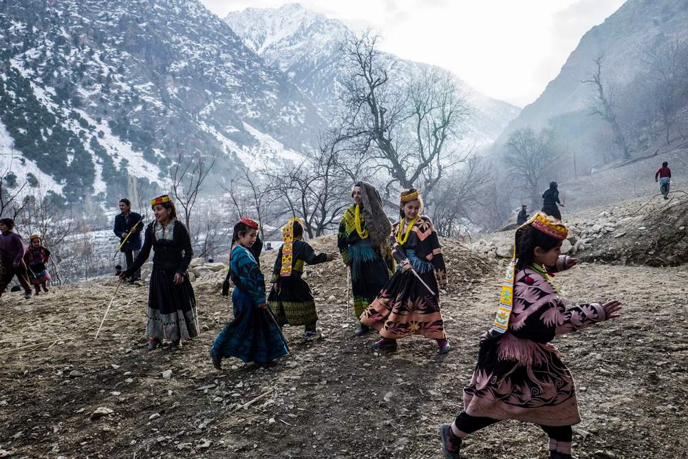 kalash-fili-ntokimanter-ierapetra-25-1 Η φυλή των Καλάς με ρίζες από την εκστρατεία του Μ. Αλεξάνδρου, αποκαλύπτεται στην Ιεράπετρα μέσα από το φακό του Γιάννη Μανωλιδάκη και της Ίνγκερ Κάρλσον