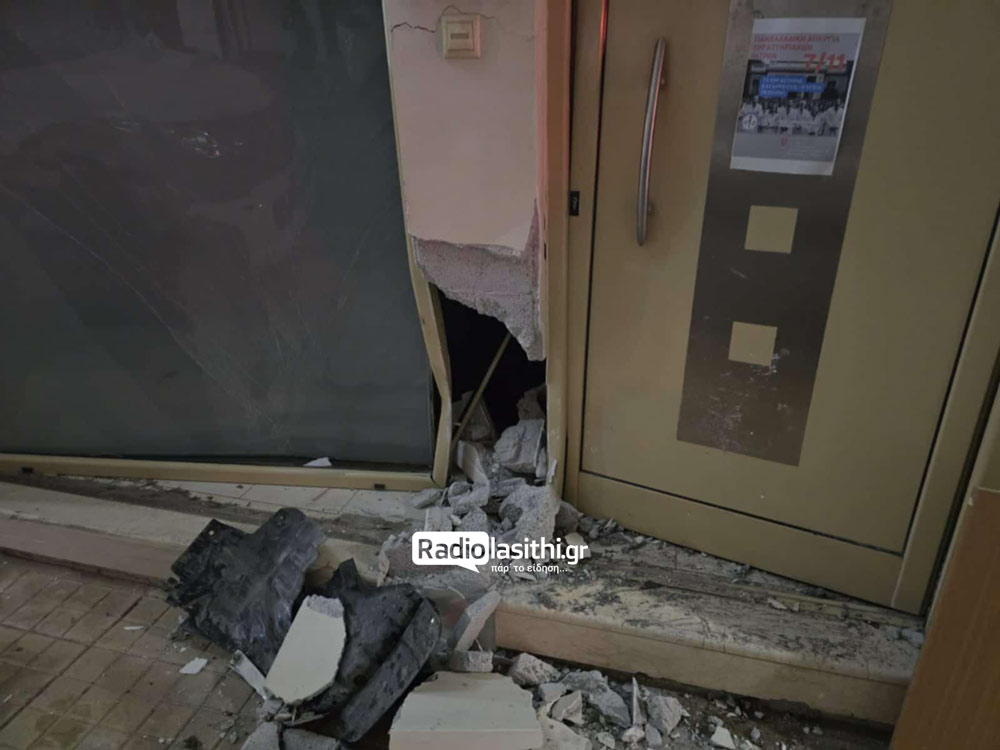 troxaio-kentro-2 Αγροτικό  σε ανεξέλεγκτη πορεία «καρφώθηκε» σε Μικροβιολογικό Εργαστήριο στο κέντρο της Ιεράπετρας