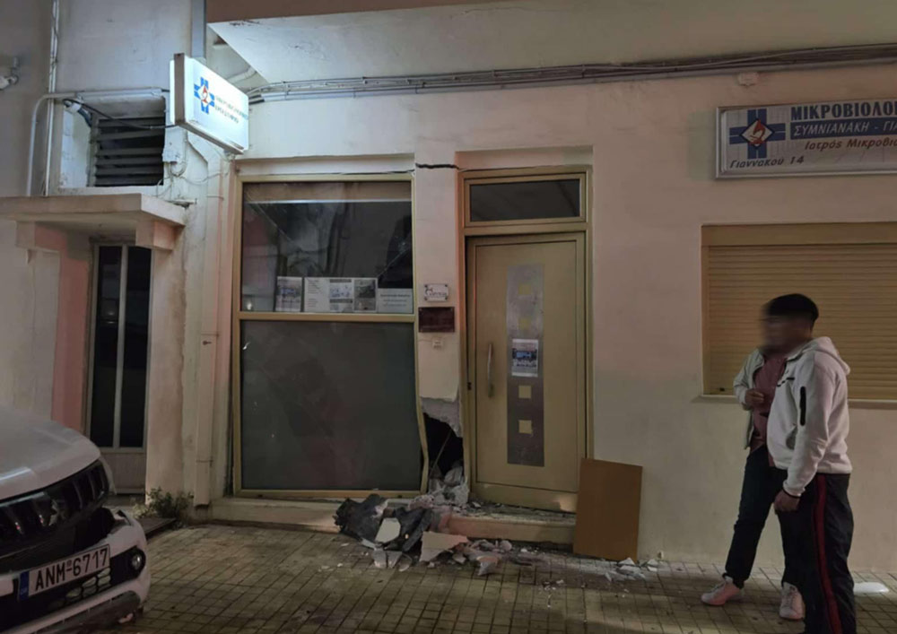 troxaio-kentro-4 Αγροτικό  σε ανεξέλεγκτη πορεία «καρφώθηκε» σε Μικροβιολογικό Εργαστήριο στο κέντρο της Ιεράπετρας