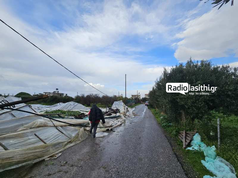anemostrovilos-livadia-1 Ανεμοστρόβιλος σάρωσε την Ιεράπετρα προκαλώντας τεράστιες ζημιές σε θερμοκήπια και κατοικίες [εικόνες]