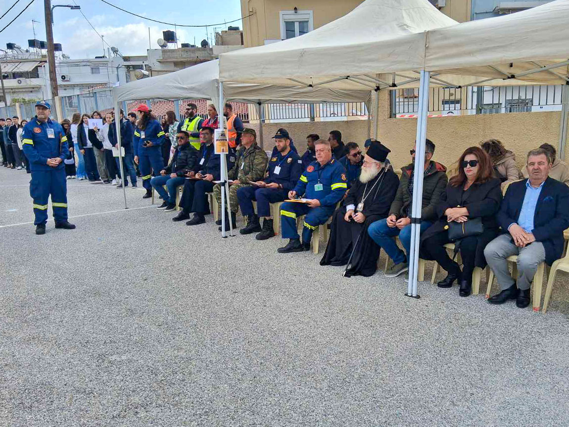 askisi-pirosvestiki-2o-gimnasio-ierapetra-26-10 Εντυπωσιακή άσκηση της Πυροσβεστικής με νέα τεχνική απεγκλωβισμού στο 2ο Γυμνασίο Ιεράπετρας [βίντεο]