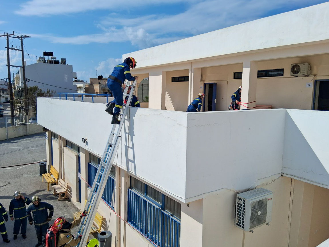 askisi-pirosvestiki-2o-gimnasio-ierapetra-26-6 Εντυπωσιακή άσκηση της Πυροσβεστικής με νέα τεχνική απεγκλωβισμού στο 2ο Γυμνασίο Ιεράπετρας [βίντεο]