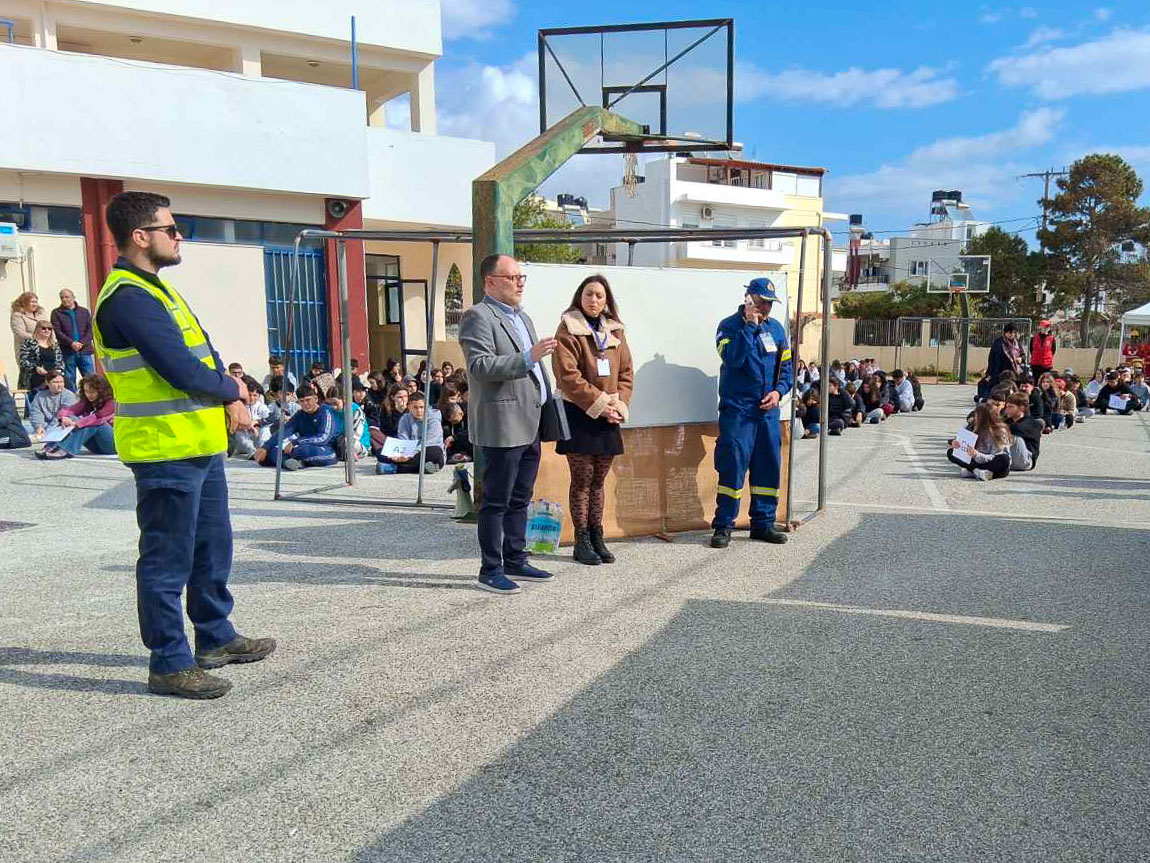 askisi-pirosvestiki-2o-gimnasio-ierapetra-26-9 Εντυπωσιακή άσκηση της Πυροσβεστικής με νέα τεχνική απεγκλωβισμού στο 2ο Γυμνασίο Ιεράπετρας [βίντεο]