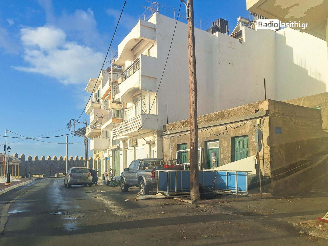 zimies-kakokairia-ierapetra-0204-6 Μετρά τις πληγές της η Ιεράπετρα μετά το σφυροκόπημα των ανέμων – Από το παραλιακό πάρκινγκ ξεκίνησε η αποκατάσταση των ζημιών