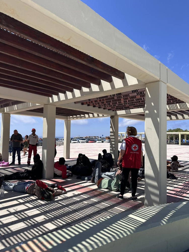 metanastes-erithros-stavros-2-26-2 Διαρκής ετοιμότητα και προσφορά: Η μάχη των εθελοντών του Ερυθρού Σταυρού Ιεράπετρας στην πρώτη γραμμή υποδοχής μεταναστών