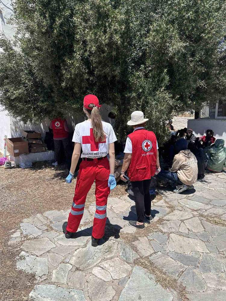 metanastes-erithros-stavros-2-26-3 Διαρκής ετοιμότητα και προσφορά: Η μάχη των εθελοντών του Ερυθρού Σταυρού Ιεράπετρας στην πρώτη γραμμή υποδοχής μεταναστών